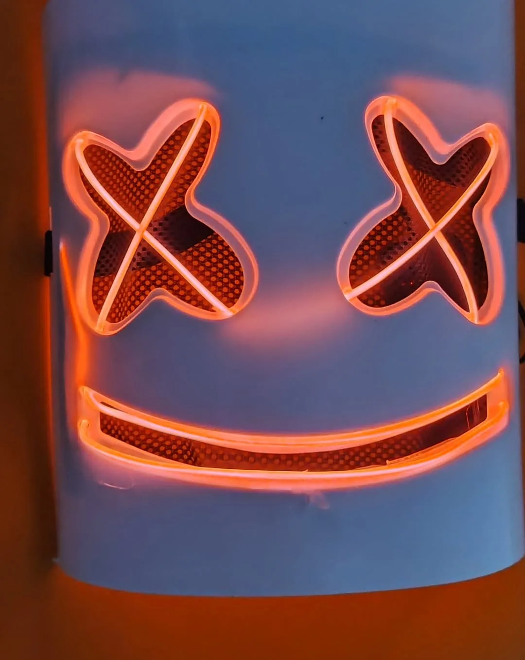 Máscara luminosa con luces de neón